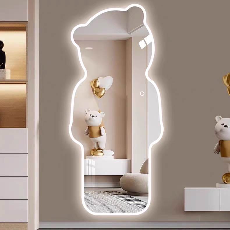 guong-toan-than-decor-hinh-chu-gau-led-cam-ung-cach-tran-vien