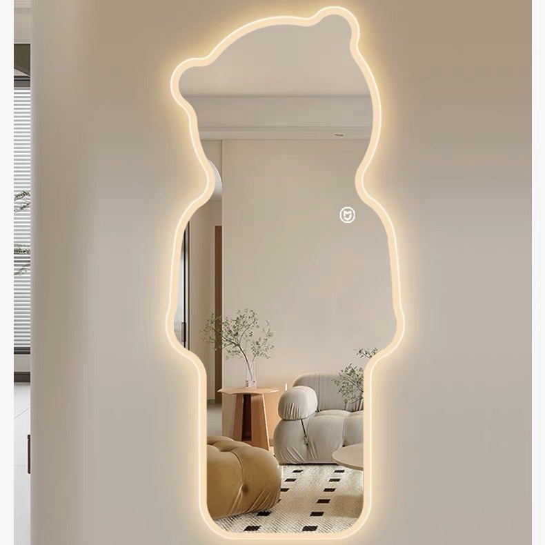 guong-toan-than-decor-hinh-chu-gau-led-cam-ung-cach-tran-vien